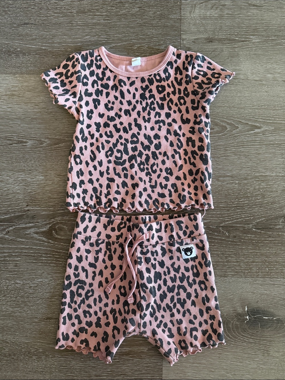 Huxbaby leopard print rib t-shirt and short set in a dusty rose color, size 4